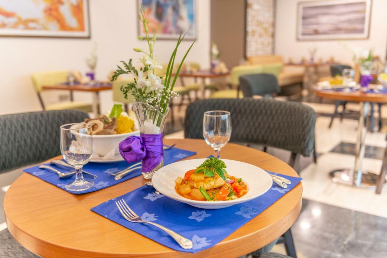 Century Hotel Doha Bagian luar foto