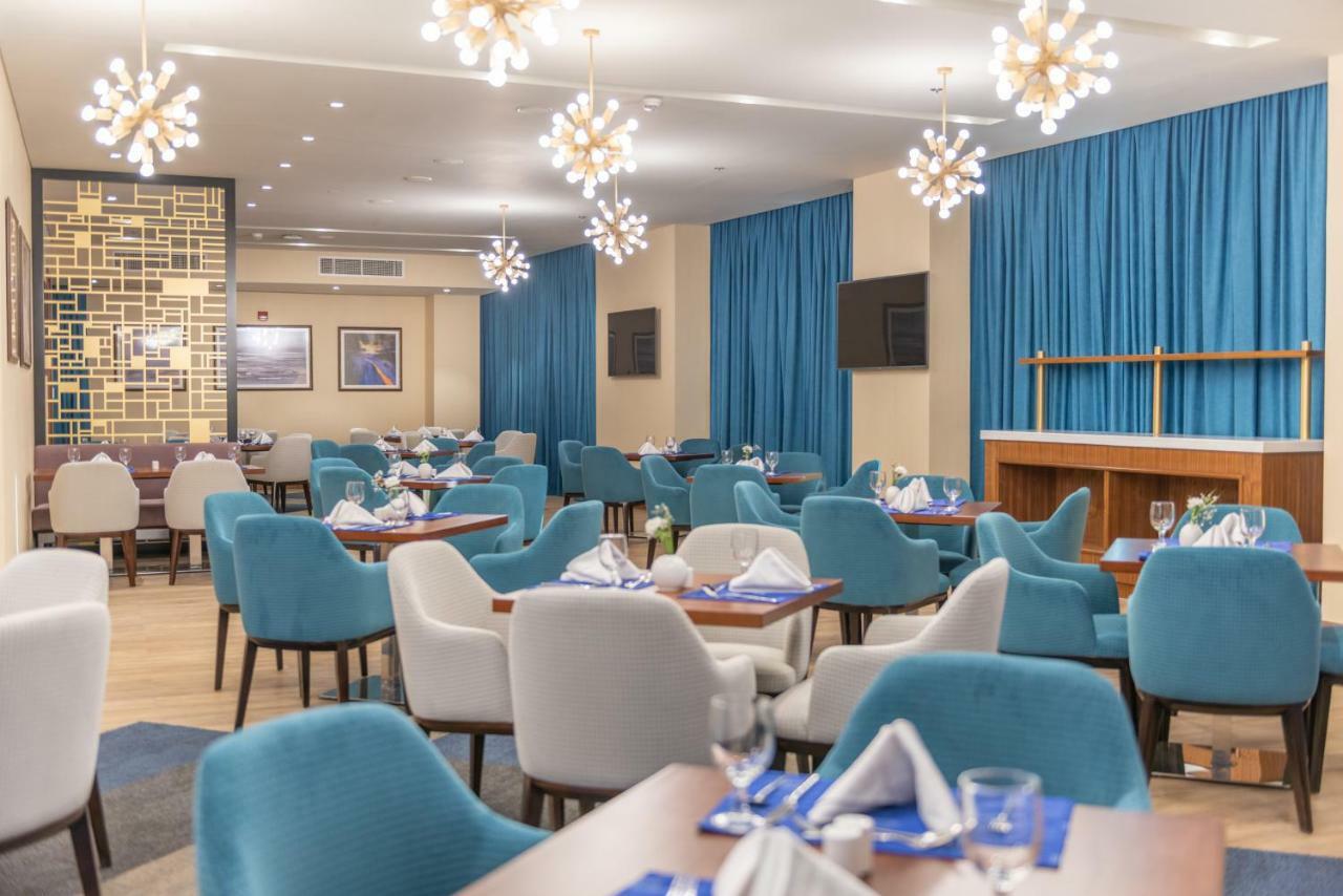 Century Hotel Doha Bagian luar foto